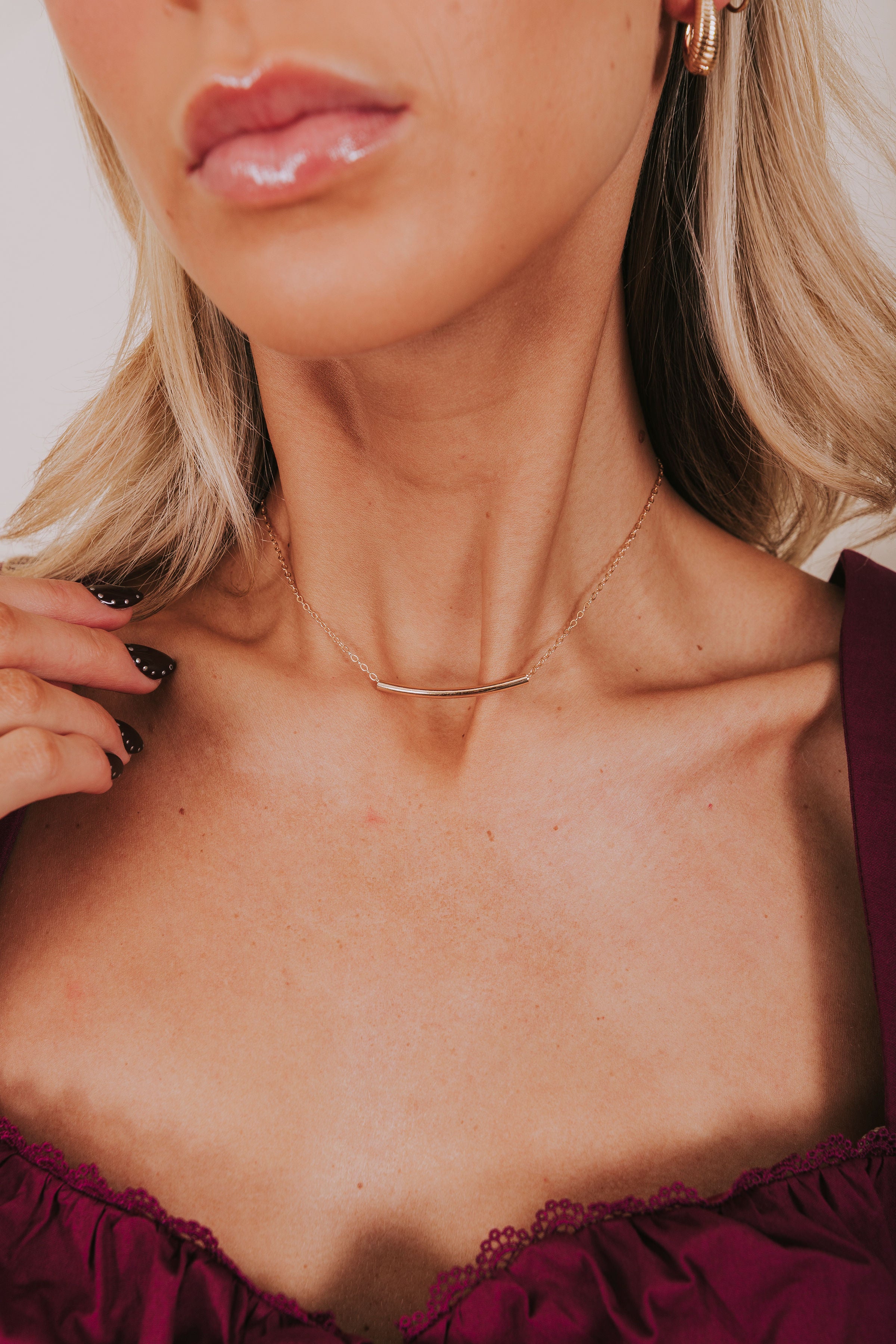 curved bar pendant choker necklace
