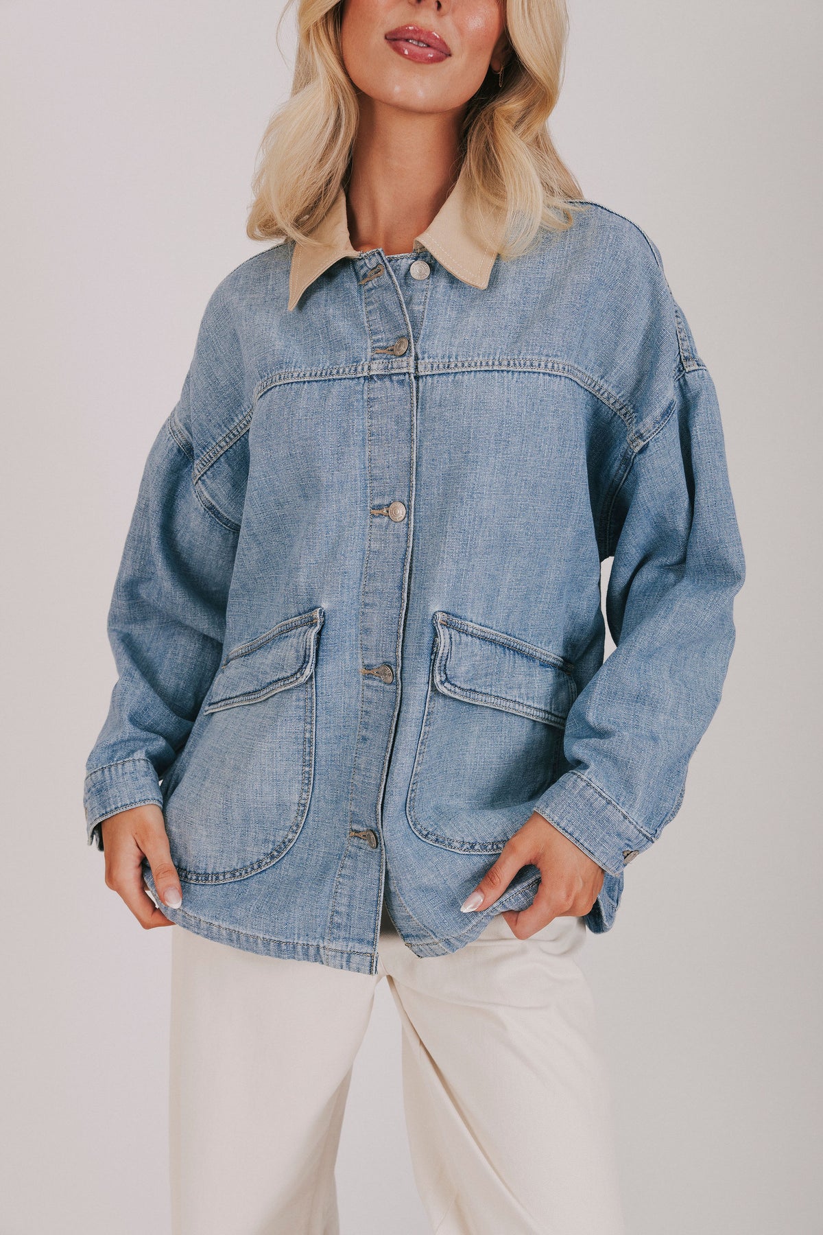 Light denim jacket with oversized pockets and contrast collar