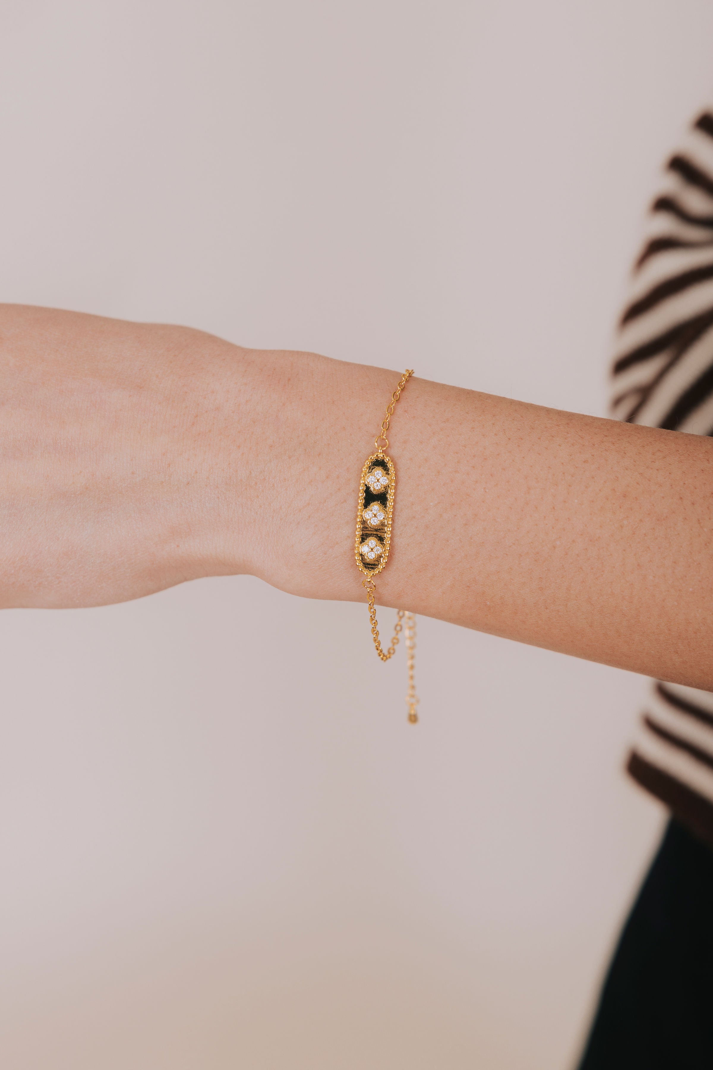 gold 3 rhinestone pendant bracelet