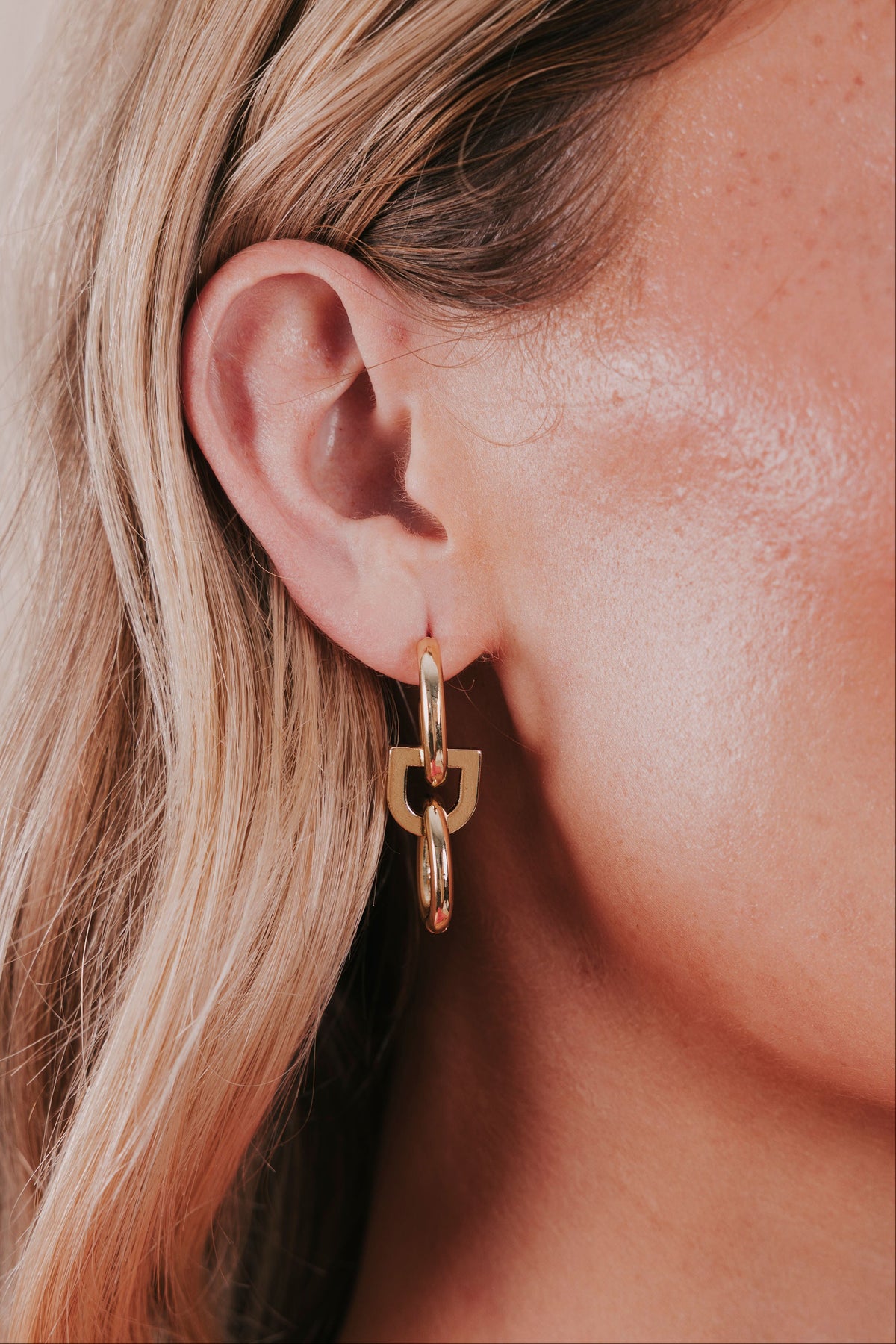 gold oversized chain model