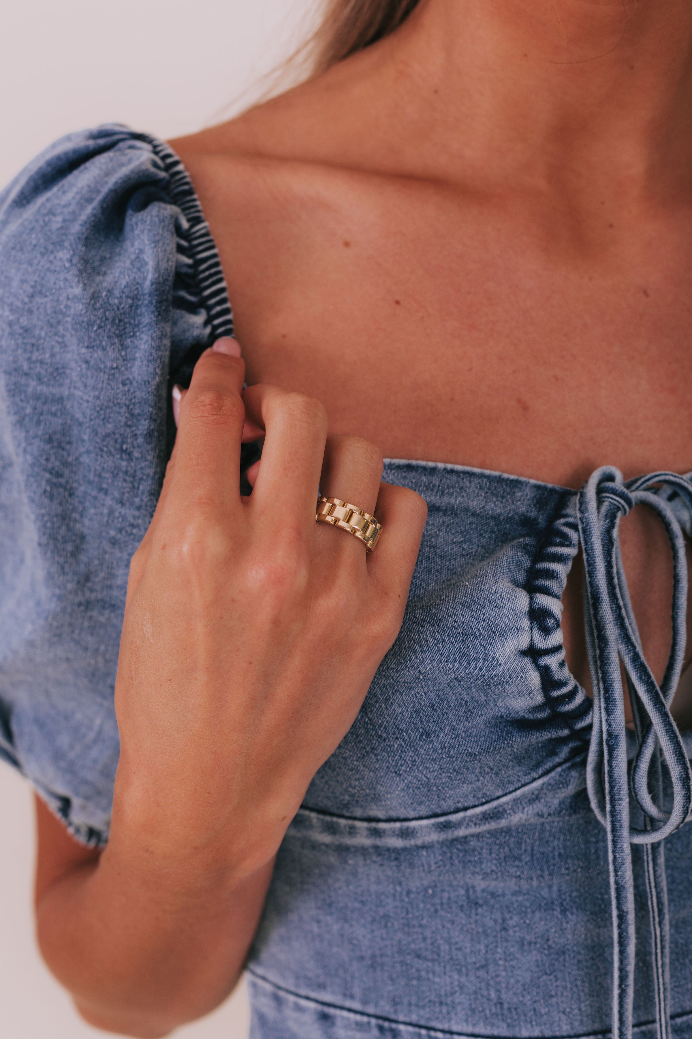 Open cuff ring shaped like a chain in gold.