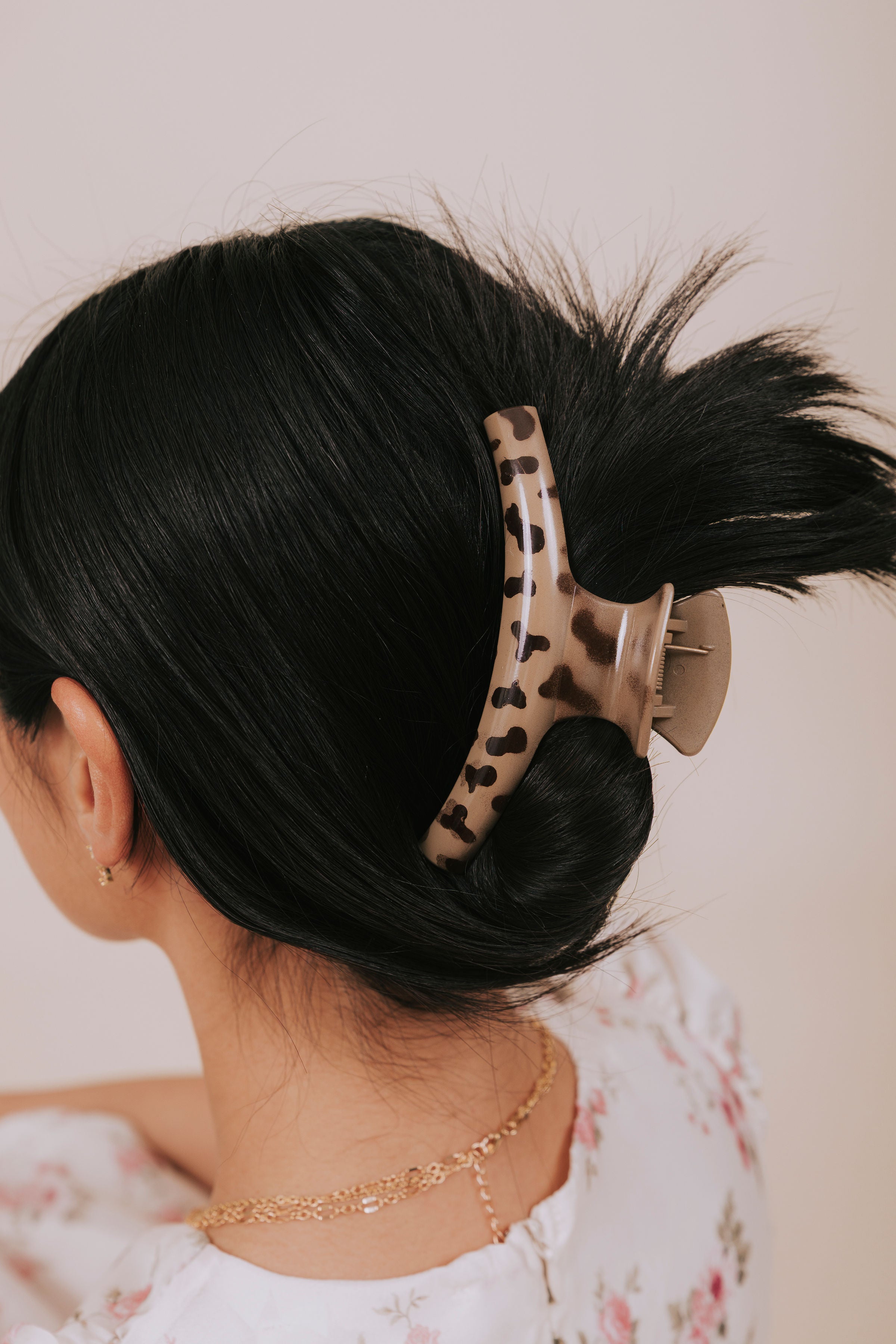 light tortoise curved claw clip