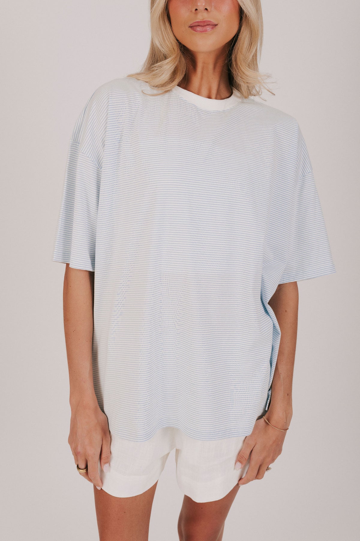 Striped short sleeve t-shirt with a contrast crew neck and split hem
