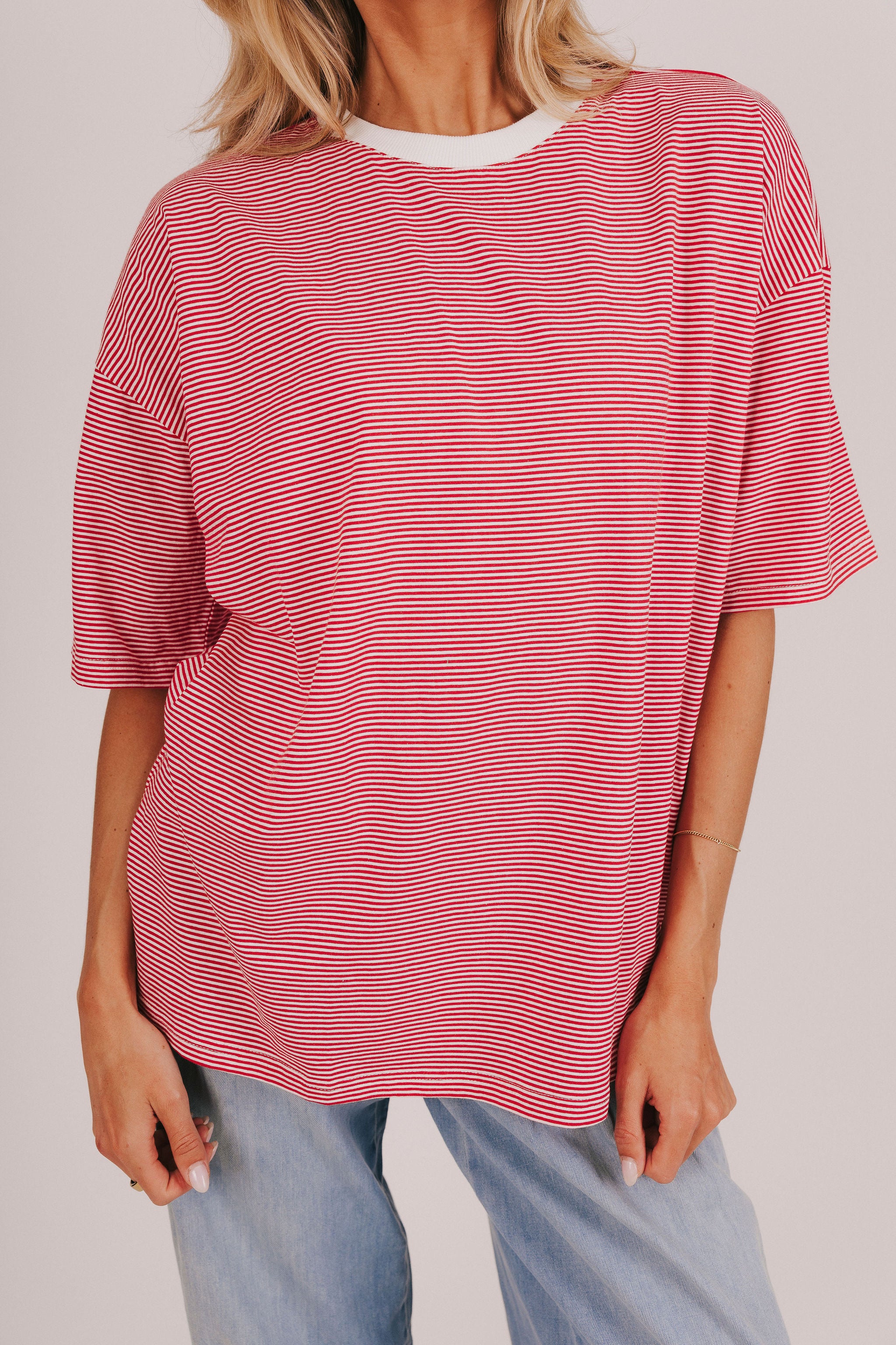 Striped short sleeve t-shirt with a contrast crew neck and split hem