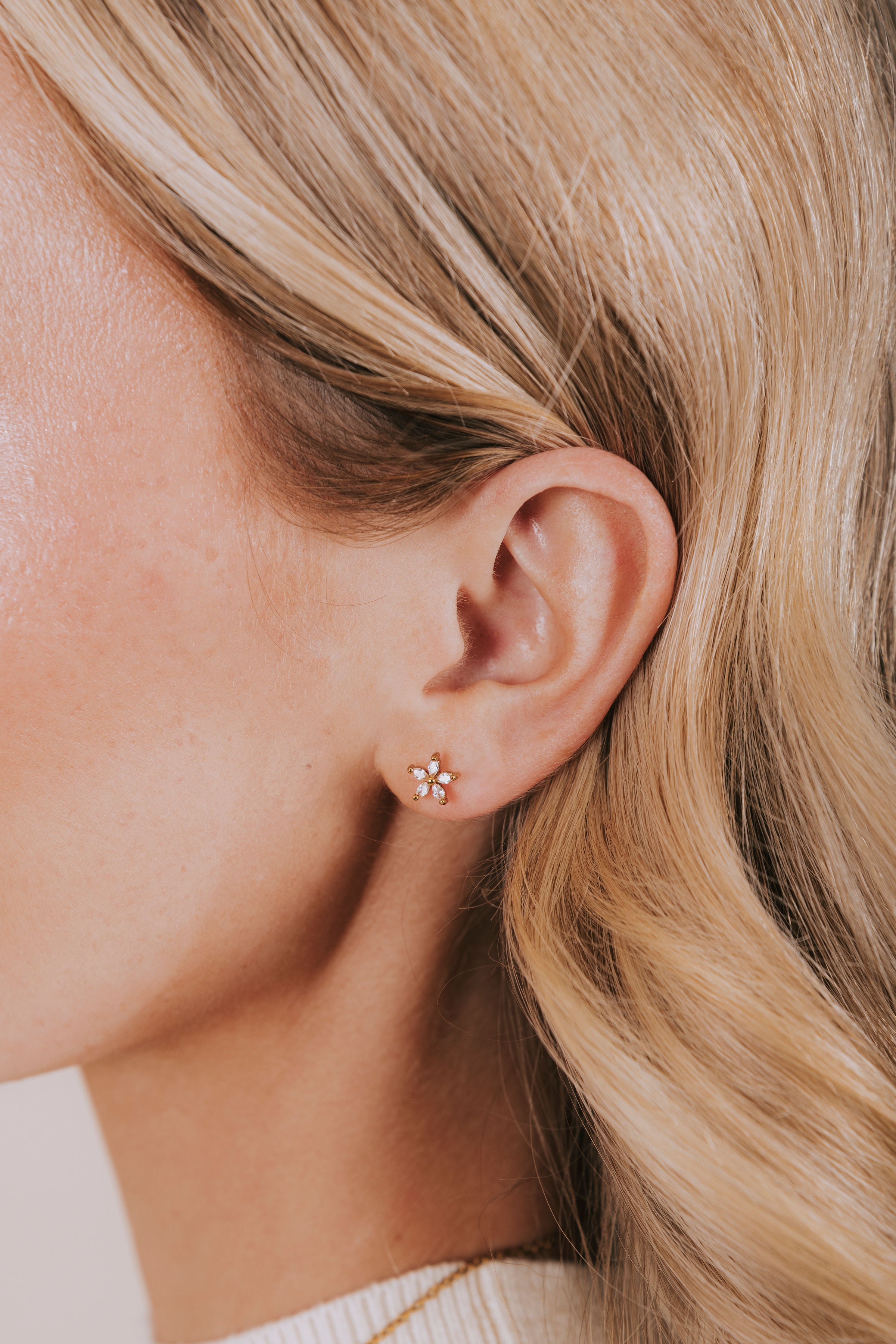 14k gold floral screw back earrings model