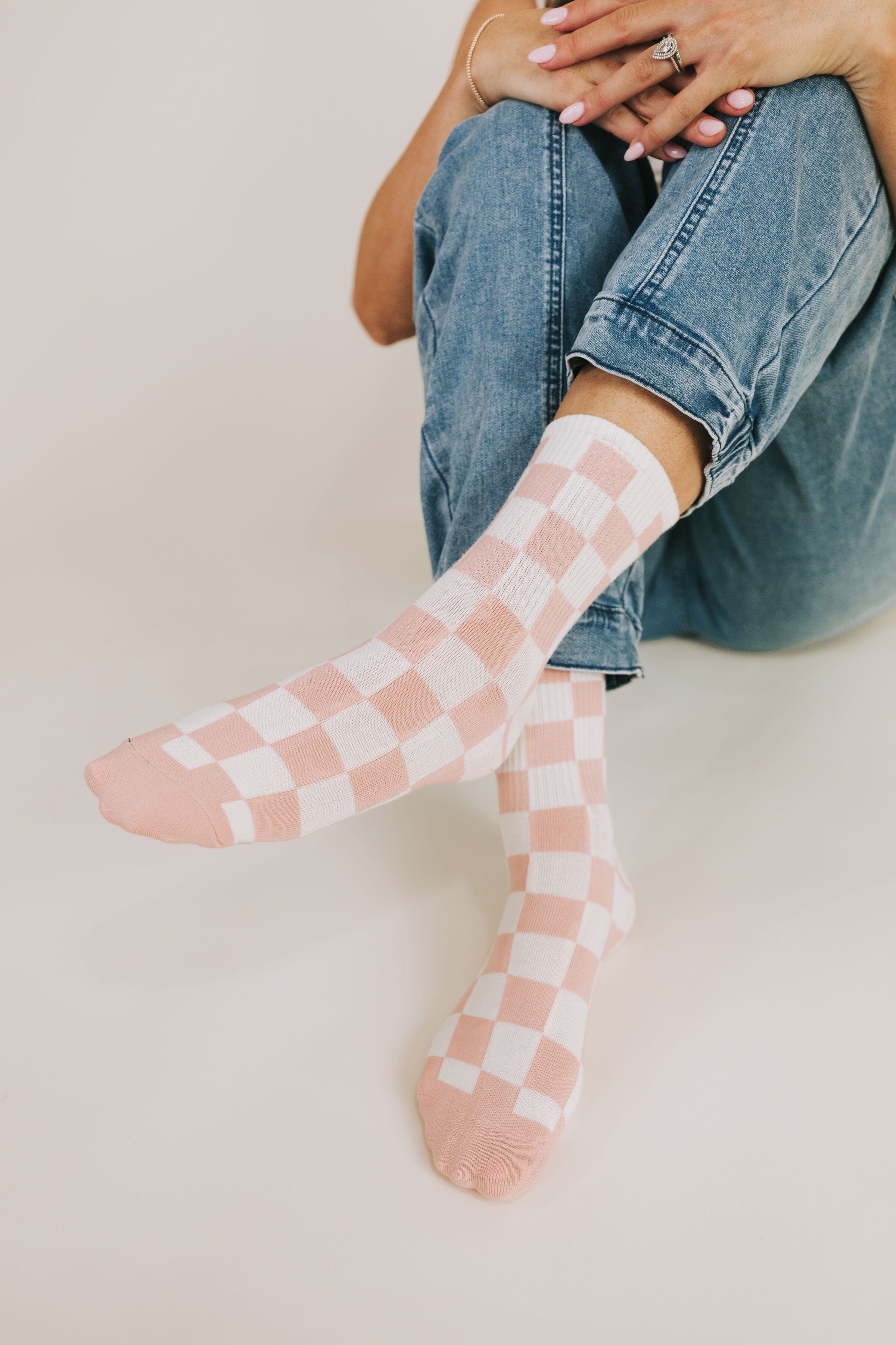 POLKA DOTS + WHITE JEANS - A Touch of Pink