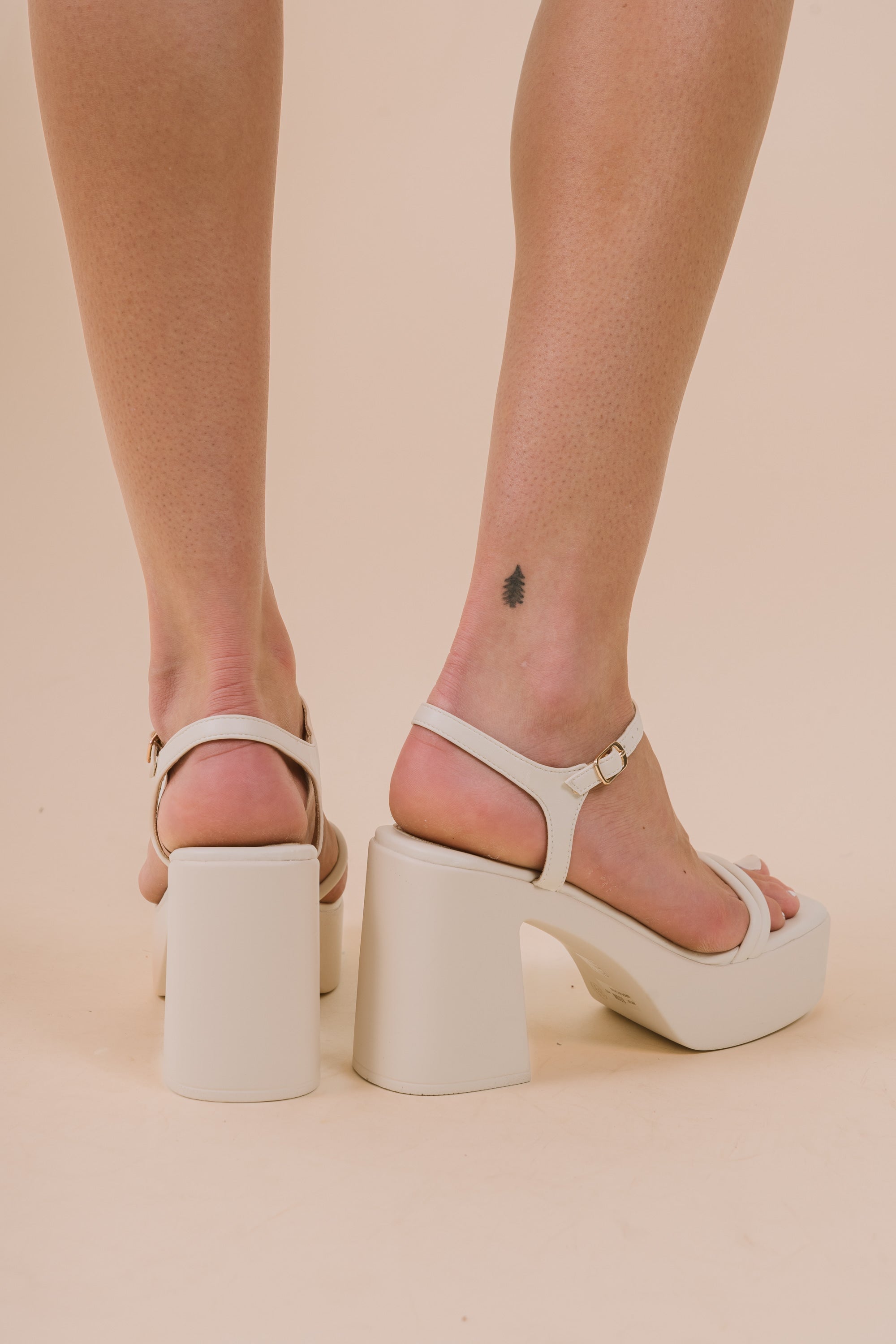 Absolute Wax Shinonome heels (新品未使用)☆東雲 CHINESE LAUNDRY - Avianna Platform Sandal