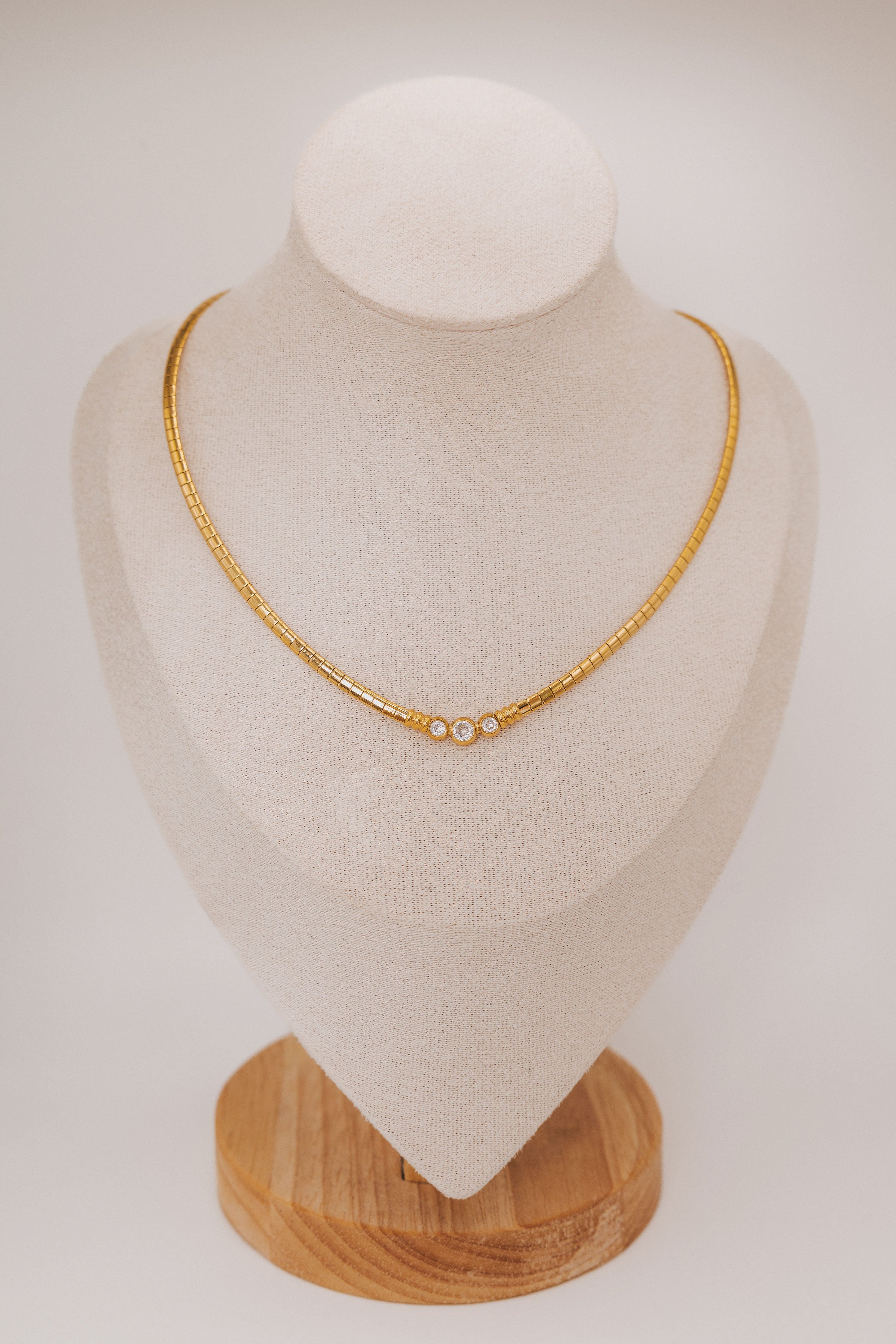 flat chain with 3 stones 