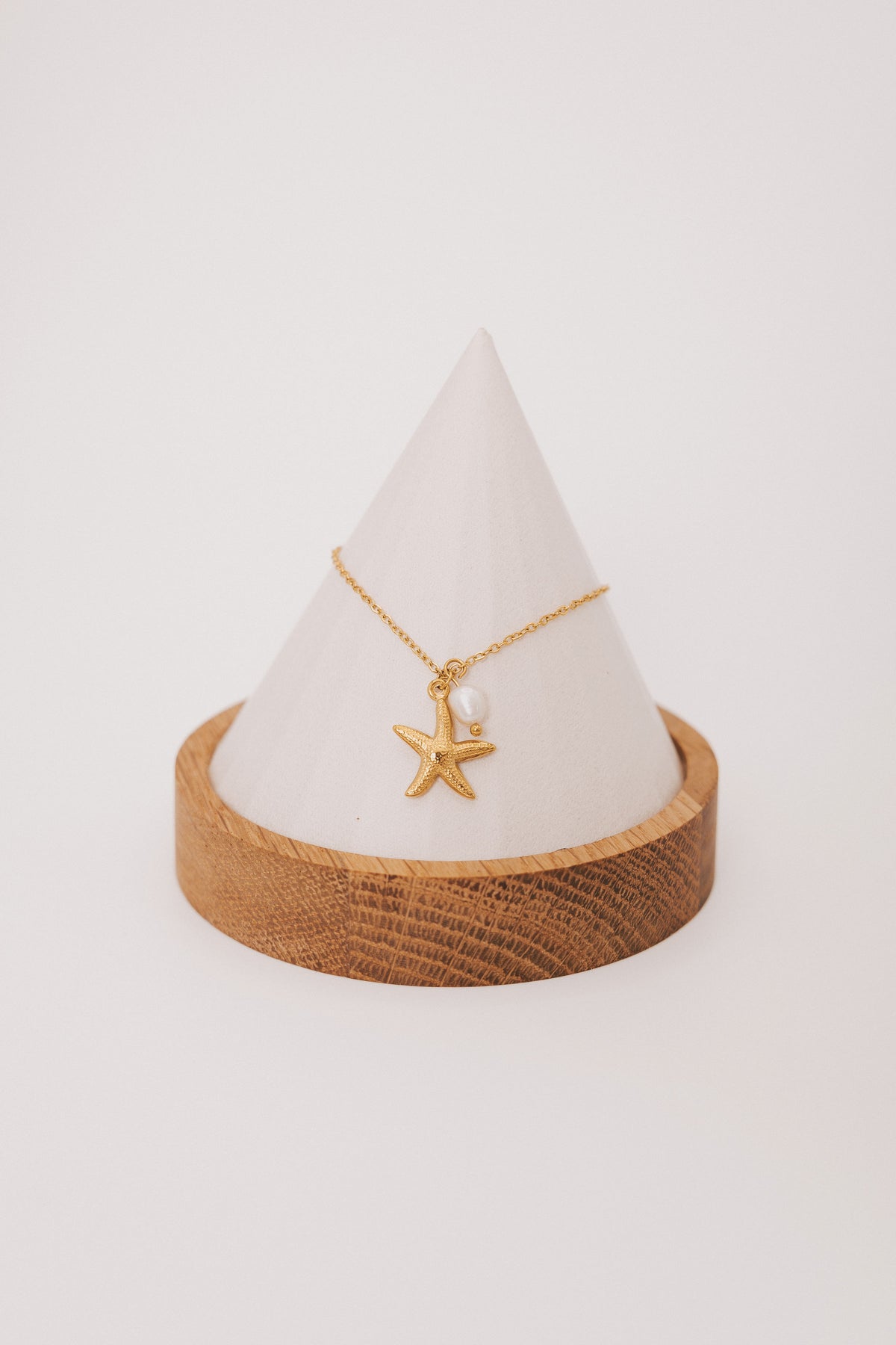 gold chain bracelet with starfish and pearl charm