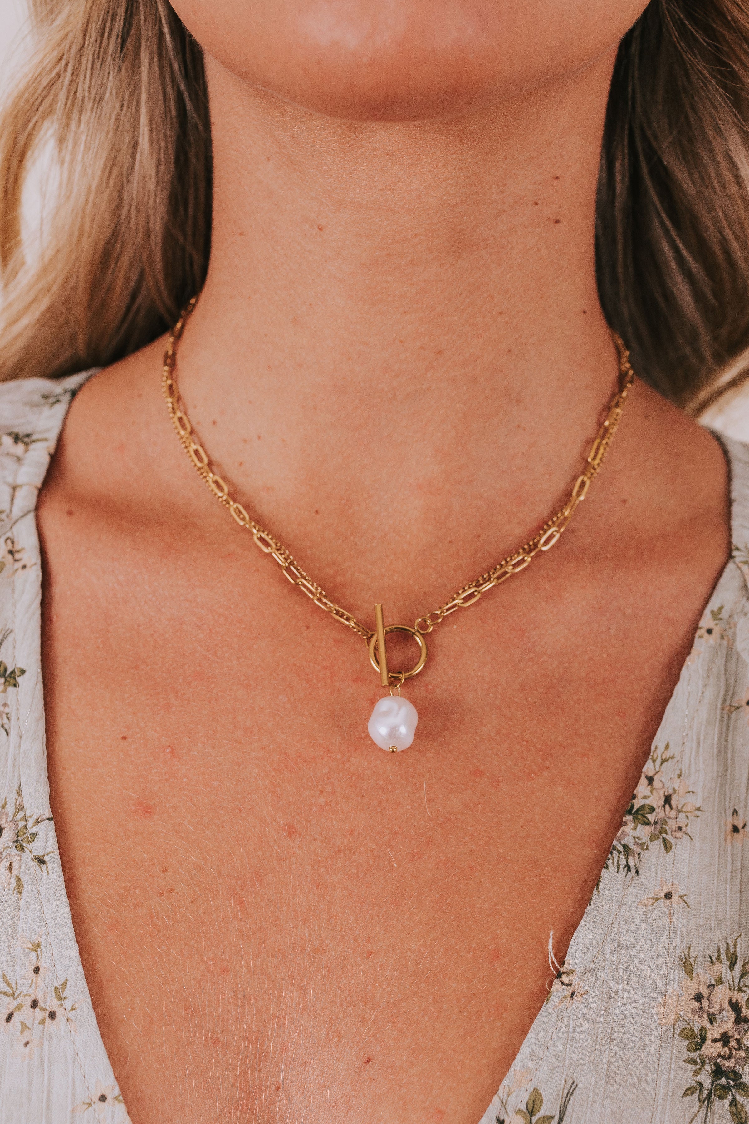 Double layered chain necklace colored gold toggle clasp pearl pendant 