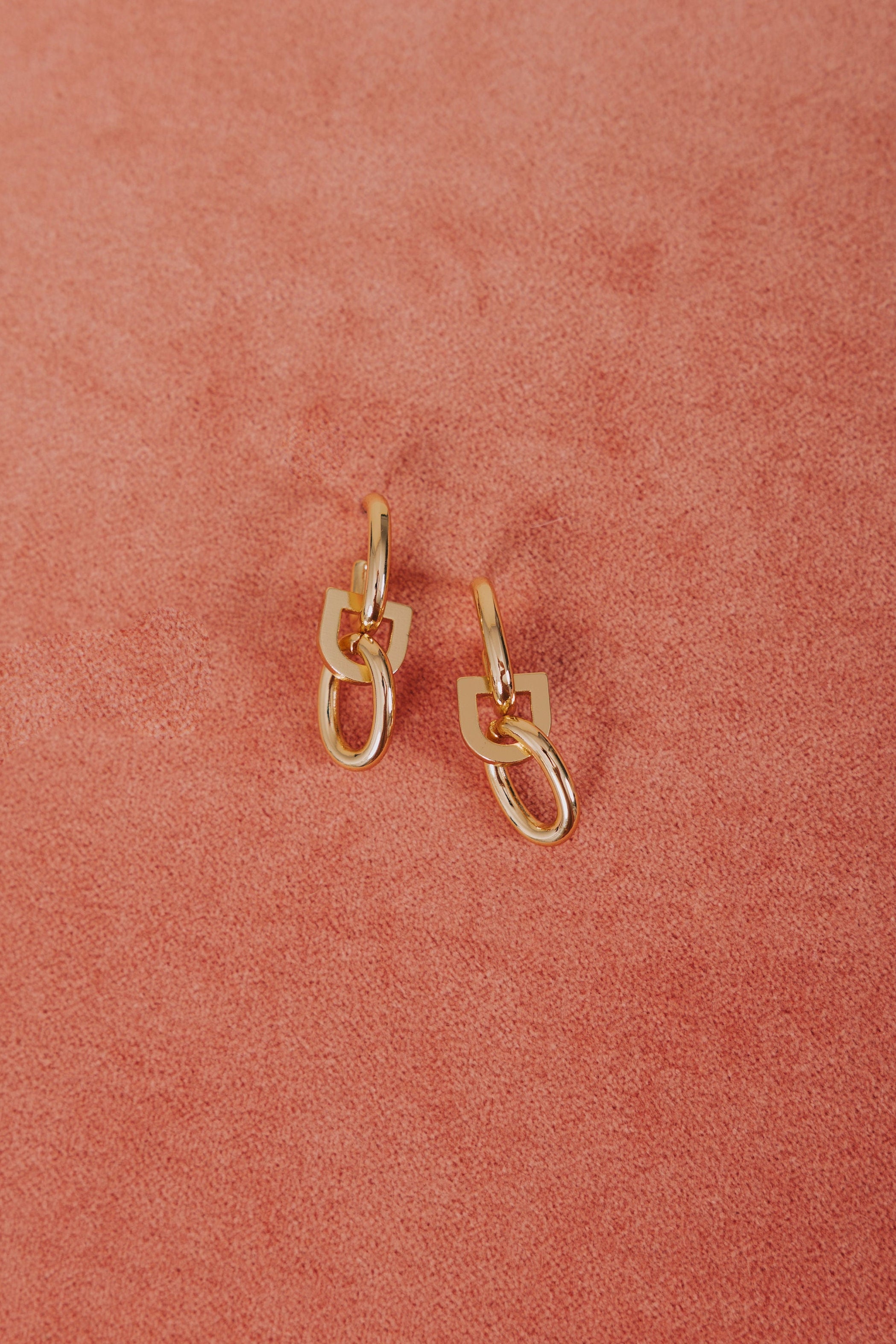 gold oversized chain front
