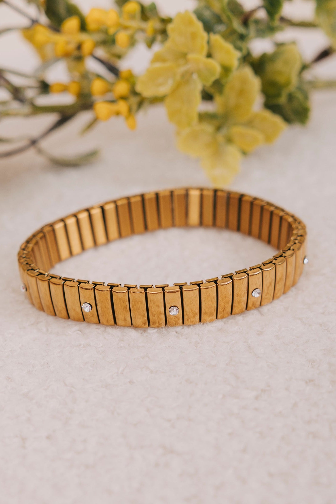 Gold colored bracelet with cubic zirconia details 