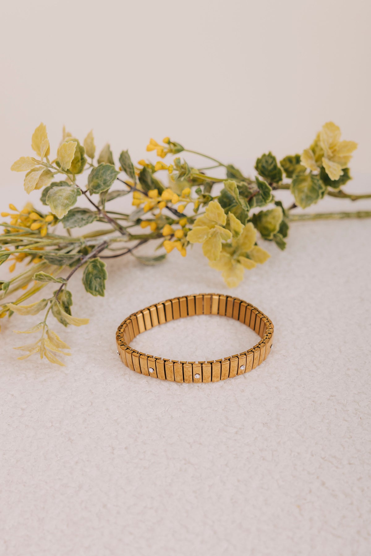 Gold colored bracelet with cubic zirconia details 