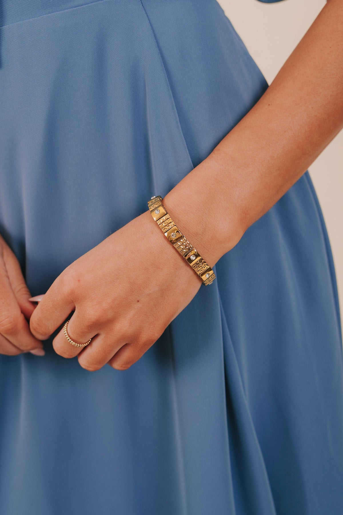 elastic gold bracelet with cubic zirconia details 