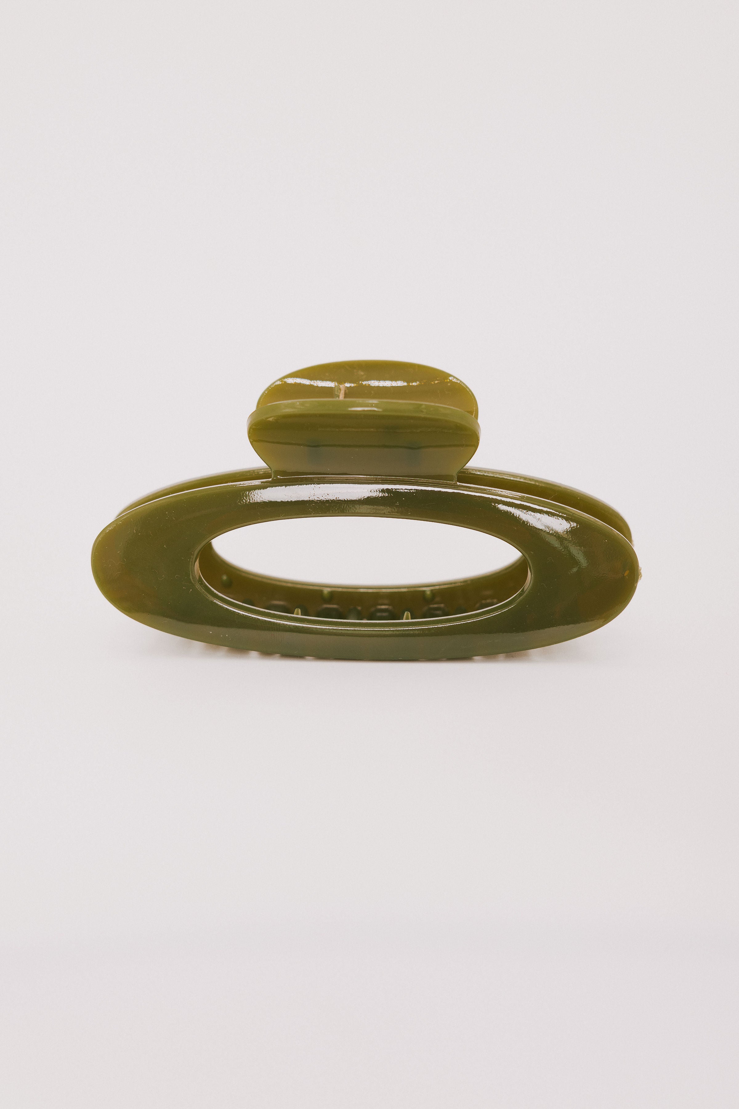 green claw clip with open center