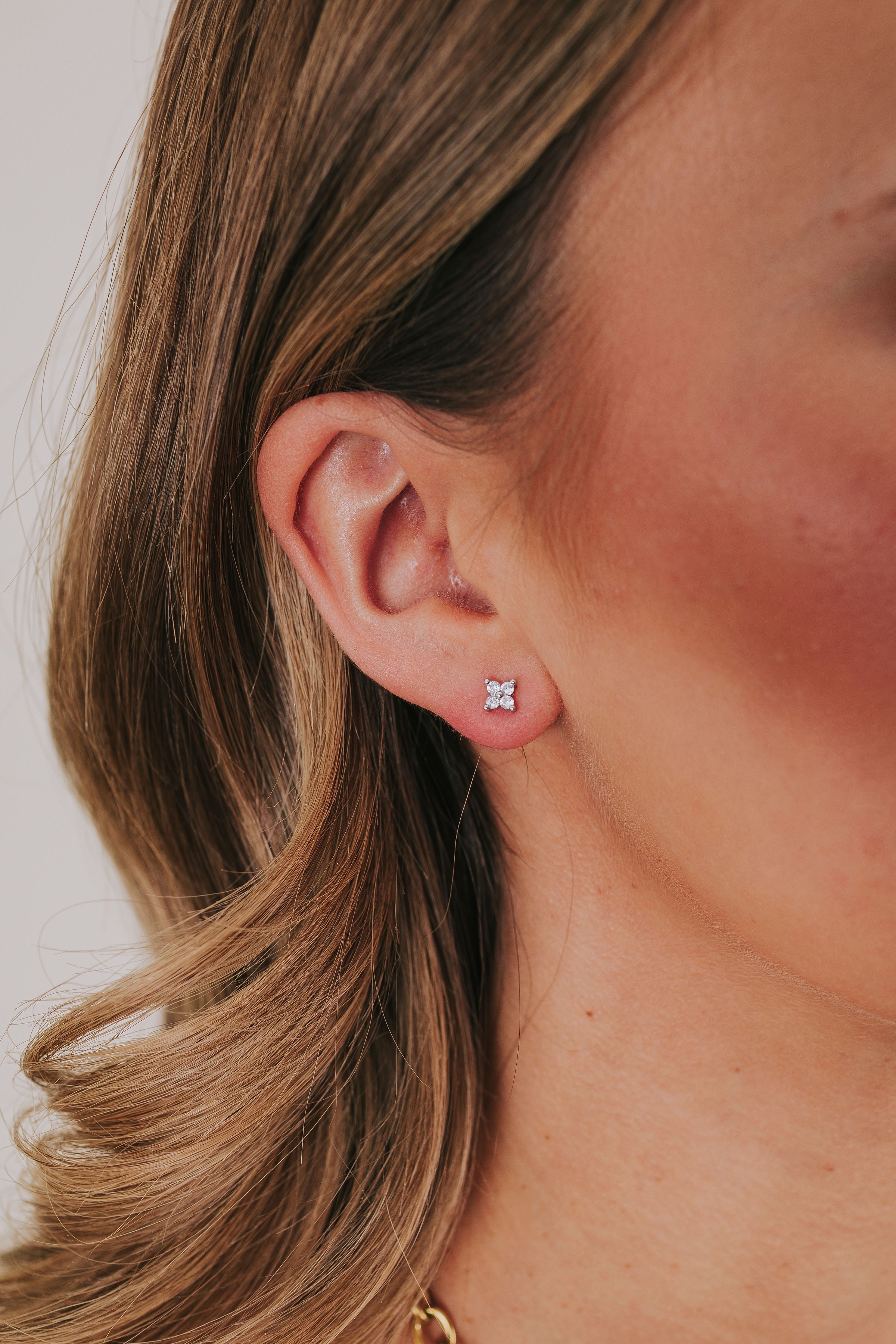 illustrious silver plated 14k stud earring model