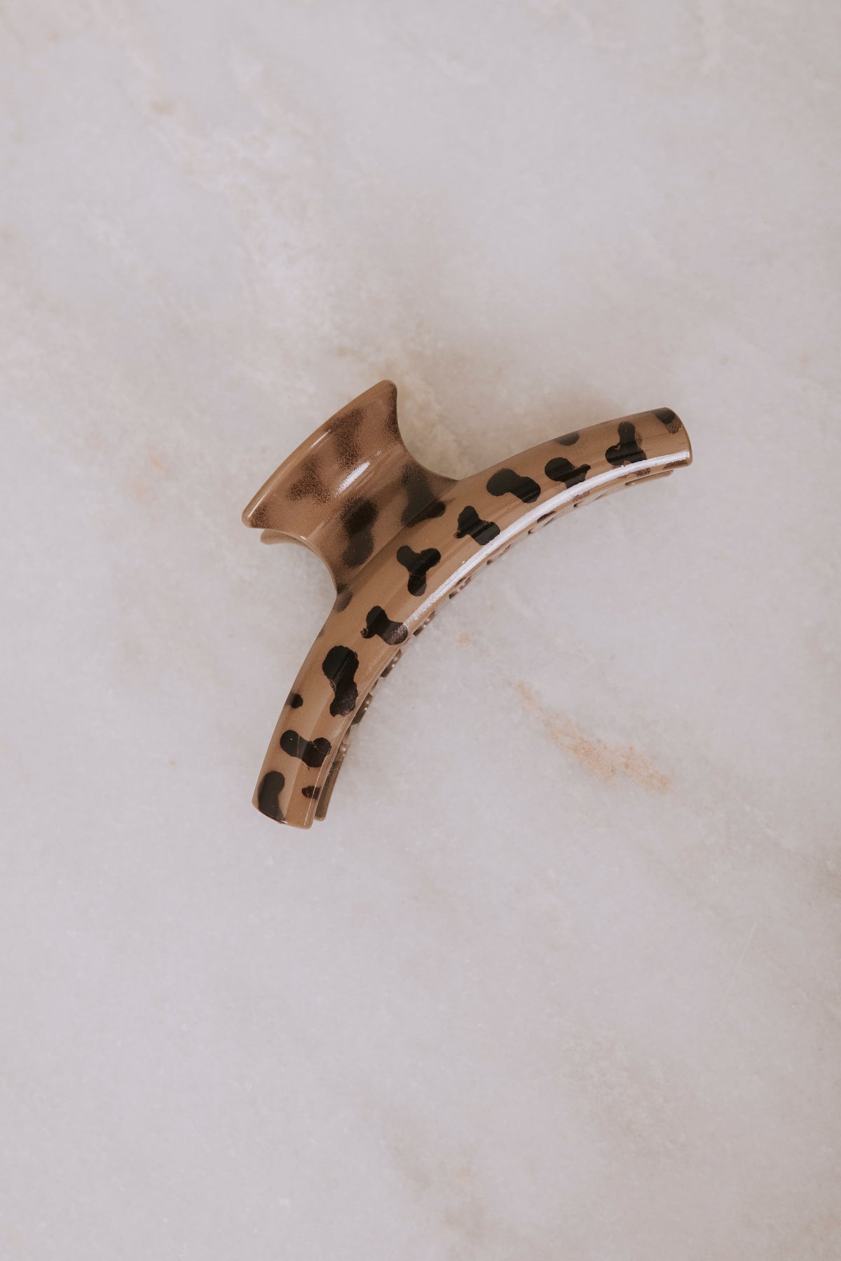 light tortoise curved claw clip flatlay
