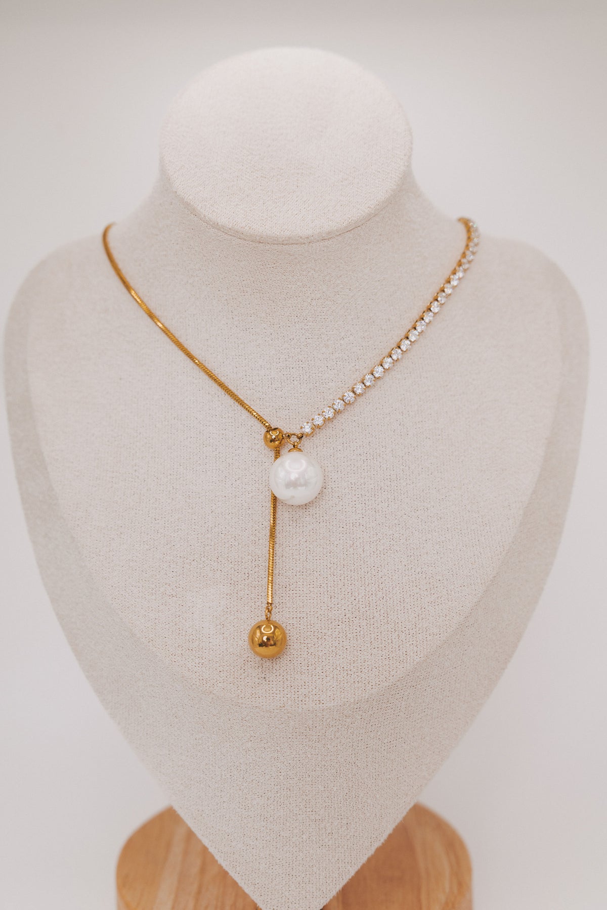 necklace with pearl pendant and half stone chain close