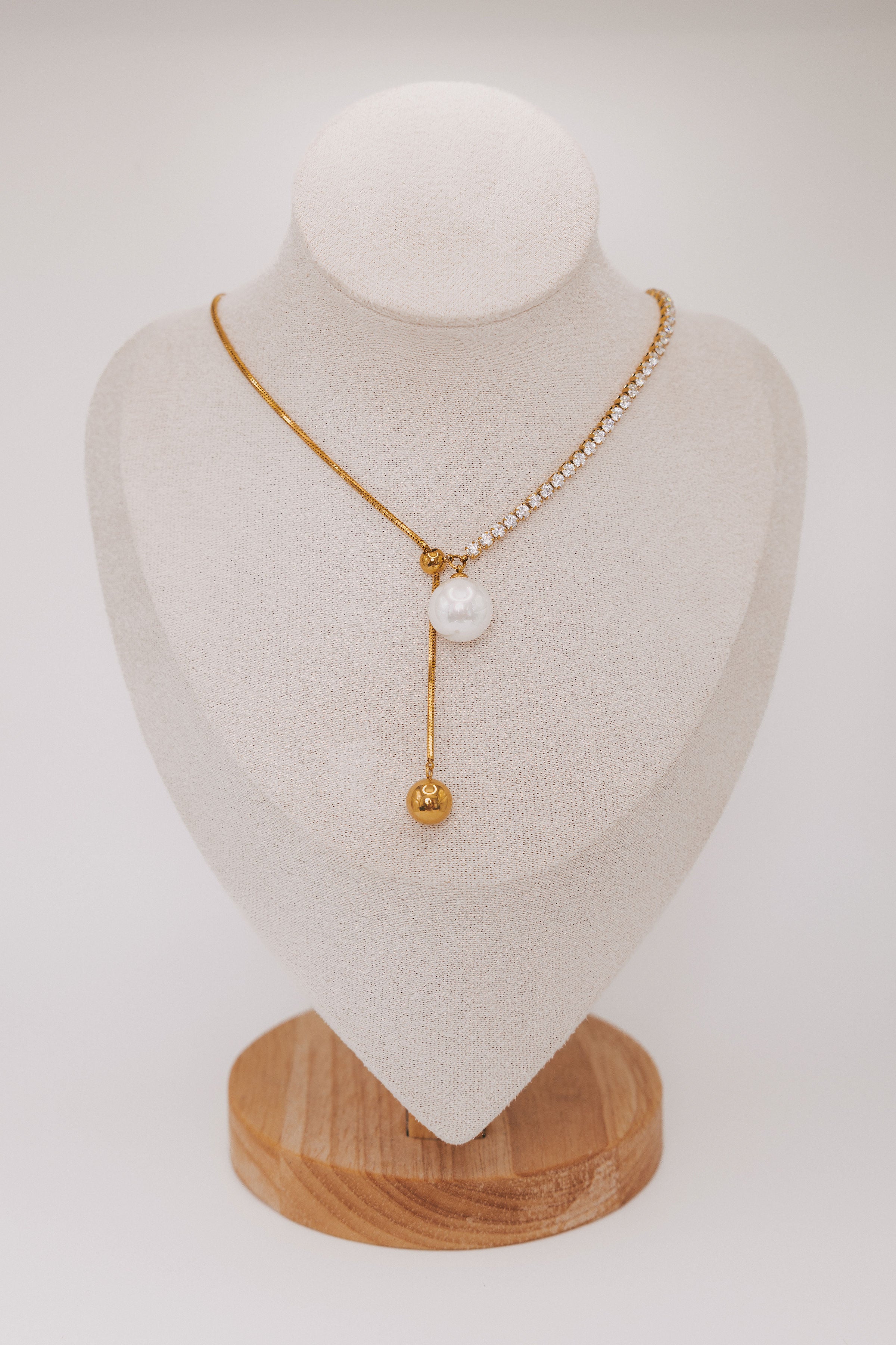 necklace with pearl pendant and half stone chain display 1