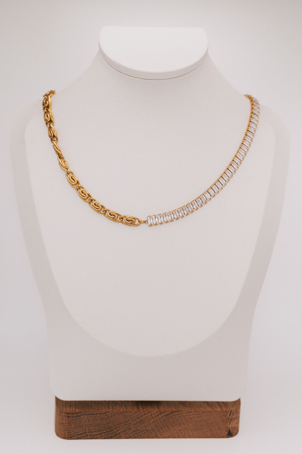 split chain necklace with stones and gold acentsc
