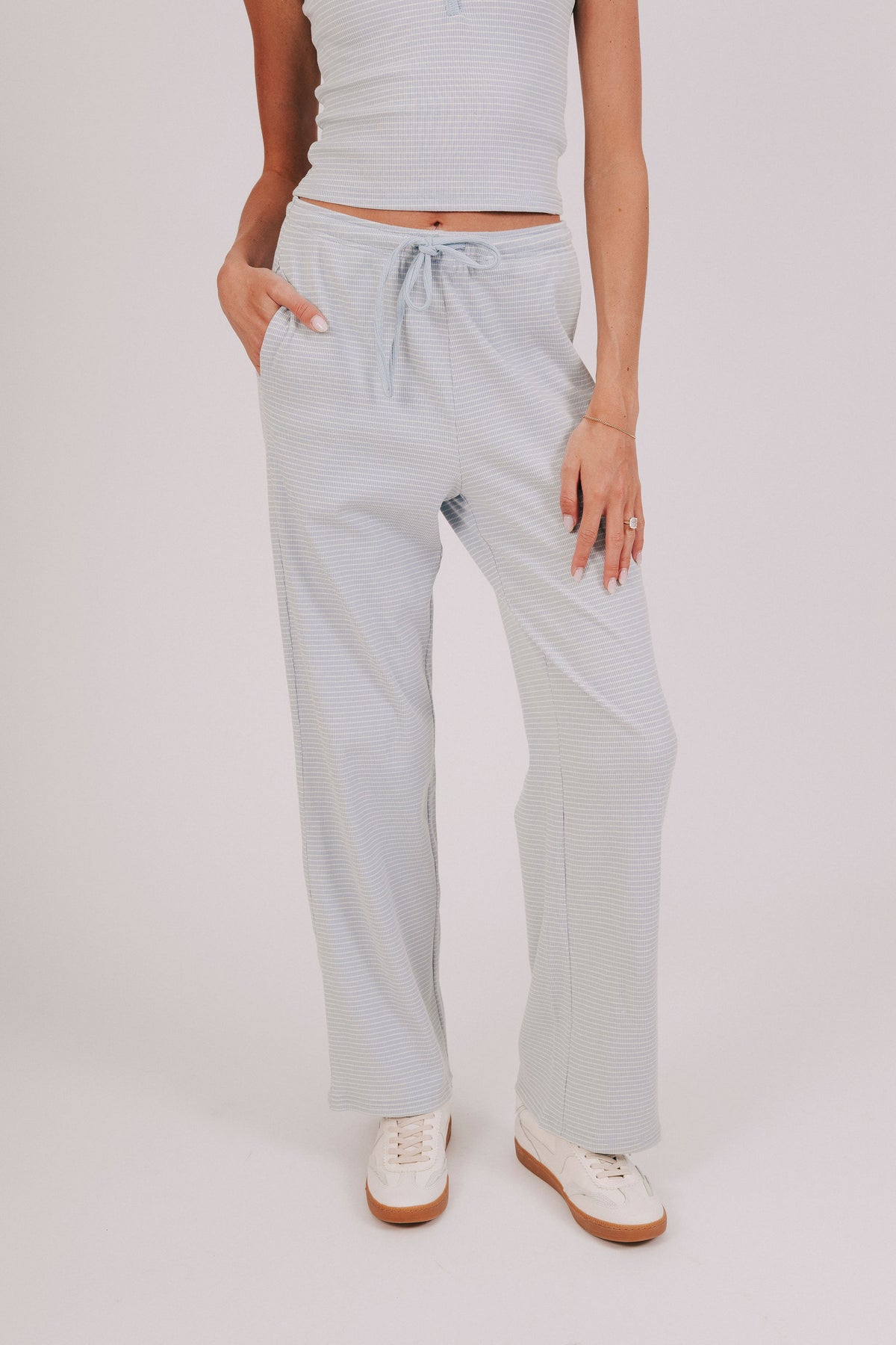 Stripped lounge pants with ribbed material, pockets and high waist with tied bow 