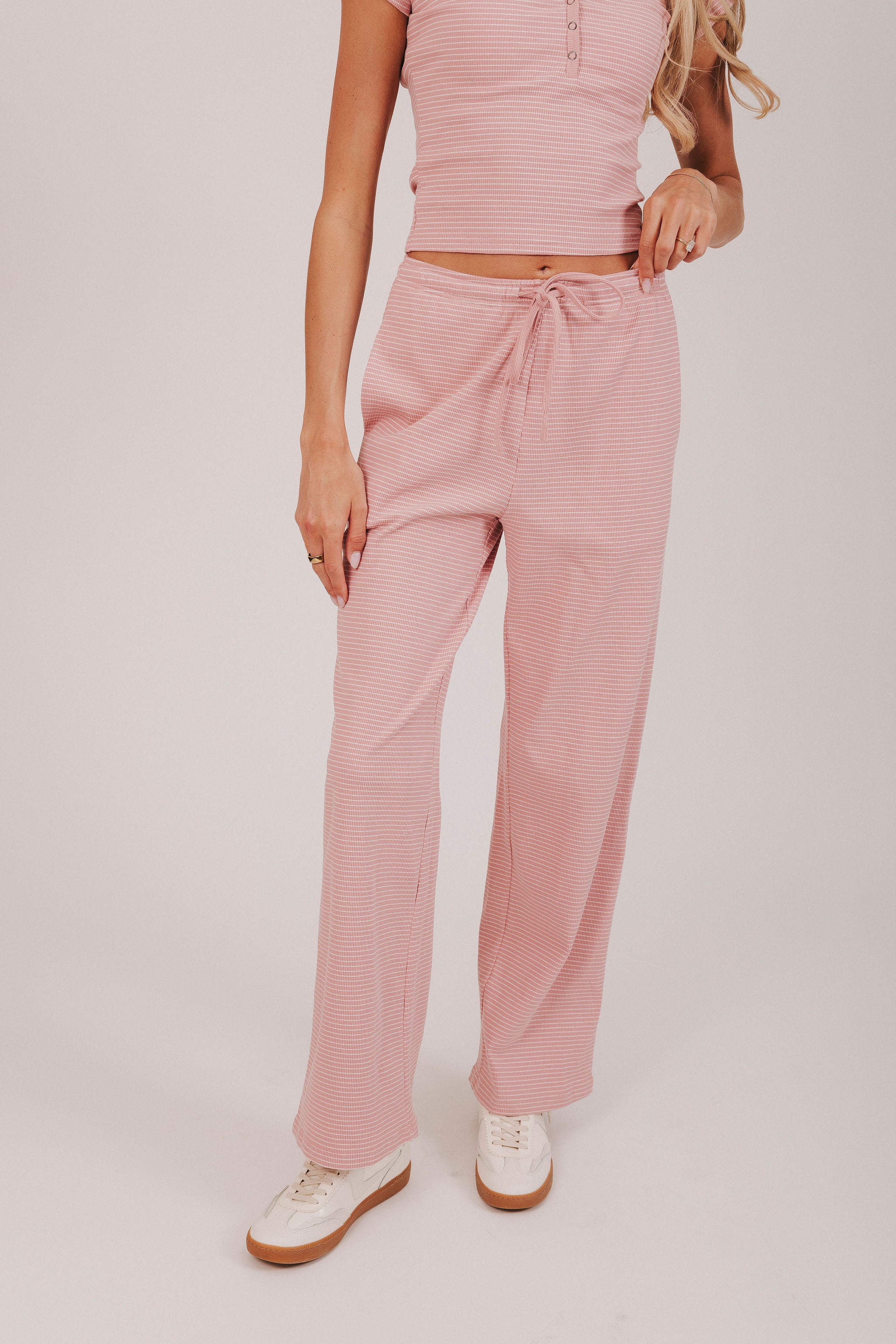 Stripped lounge pants with ribbed material, pockets and high waist with tied bow 