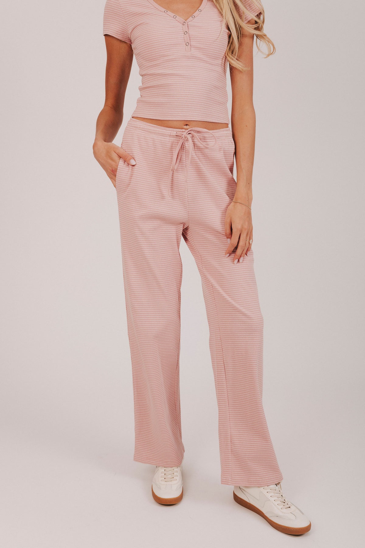 Stripped lounge pants with ribbed material, pockets and high waist with tied bow 
