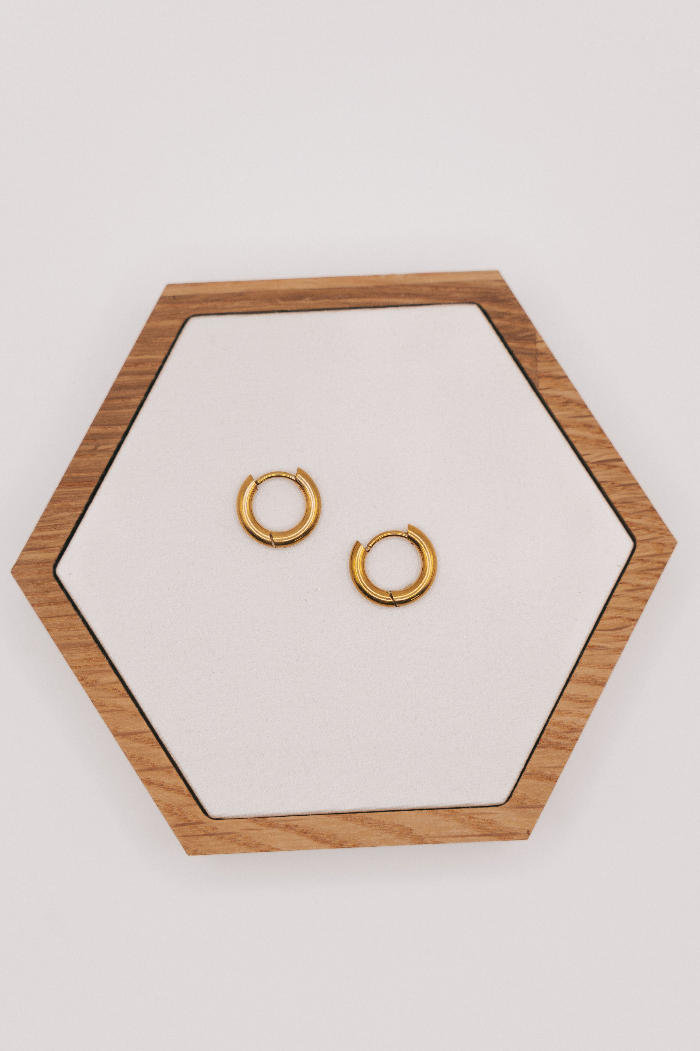 2.5mm gold hoops